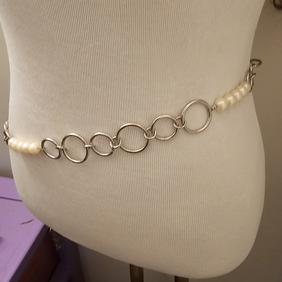 Vintage Silvertone Circles and Faux Pearl Chain Belt - Picture 4 of 4